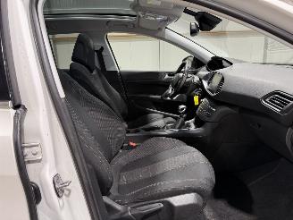 Peugeot 308 1.6BlueHDI 88kW Lease Executive Pack Pano picture 22