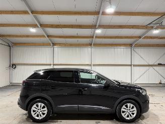 Schadeauto Peugeot 3008 1.2PT 96kW Blue Lease Executive 2019/3
