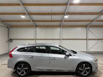 uszkodzony samochody osobowe Volvo V-60 2.4D6 158kW AWD Plug-in Hybrid R-Design 2015/2