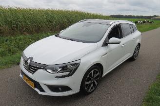 Schadeauto Renault Mégane 1.3 116pk  TCe Bose Navigatie Sport stoelen  186.000km nap Leer Sport [  2020 2020/3