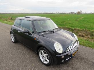skadebil auto Mini Mini COOPER 1.6 116pk Airco  2005  [ schadevrij top staat  schuifdak 2005/10