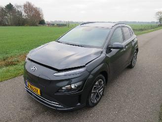 Damaged car Hyundai Kona 39 kw Automaat Hybride  Elektrisch 2021  40.000km Camera Navigatie  stoelverwarmig  nieuwstaat 2021/9