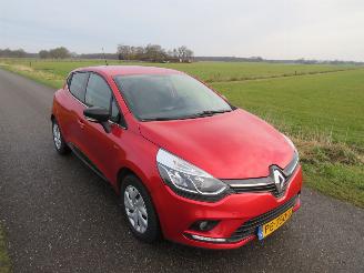 Renault Clio Renault Clio 0.9 TCe 90pk Limited Airco Navigatie  2017 picture 2