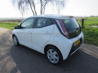 krockskadad bil auto Toyota Aygo 1.0 VVT-I X Play  Airco navigatie achter uit camera 2015 2015/11