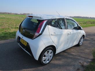Vaurioauto  passenger cars Toyota Aygo 1.0 VVT-I X Play  Airco navigatie achter uit camera 2015 2015/11