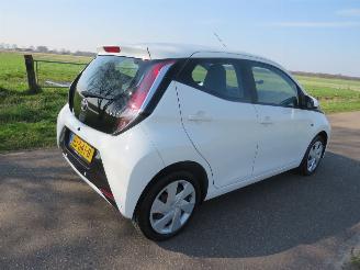 Coche accidentado Toyota Aygo 1.0 VVT-I X Play  Airco navigatie achter uit camera 2015 2015/11