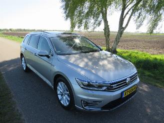 Voiture accidenté Volkswagen Passat 1.4 TSI GTE 156 pk Aut  Hybride Benzine Electrich  Connected Series Plus[ nieuw nieuw staat 2016/11