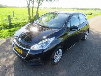 skadebil auto Peugeot 208 1.2 82pk  60.000km nap Pure Tech Action Navigatie Airco 2016  [ nieuwstaat 2016/8