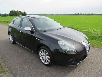 Vaurioauto  passenger cars Alfa Romeo Giulietta 1.4 Turbo 120pk progresion 211.000km nap 5Drs  Leer Clima Schuifdak 2011/3