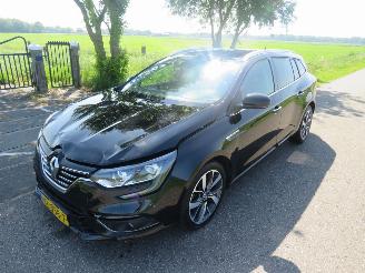 Vaurioauto  passenger cars Renault Mégane 1.6 DCI BOSE EXCLUSIEF 131PK  202.000KM NAP  2017 2017/10