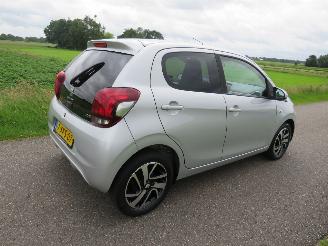 Damaged car Peugeot 108 1.2 VTI Allure  192.000km  Orgineel Navigatie  Airco  2014 schadevrij 2014/8
