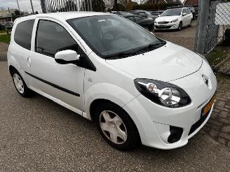 Vaurioauto  passenger cars Renault Twingo  2011/6