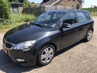 Voiture accidenté Kia Ceed 1.4 VVT X-ecutive 2010/1