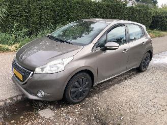 Vaurioauto  passenger cars Peugeot 208 208 1.2 VTi Access 2012/11