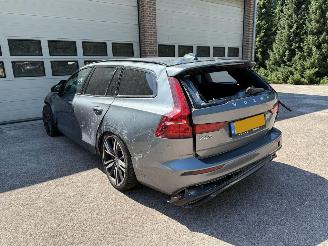 Schadeauto Volvo V-60 2.0 B4 R-Design Automaat 2021/2
