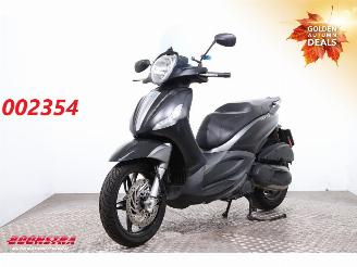 krockskadad bil auto Piaggio Beverly 350 ABS 2016/10