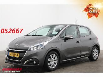 Schadeauto Peugeot 208 1.2 PureT. Signature Navi Camera Carplay Airco Cruise 2019/7