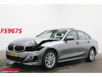 skadebil auto BMW 3-serie 330e Schuifdak 360° LED Cruise SHZ 4.216 km! 2025/8