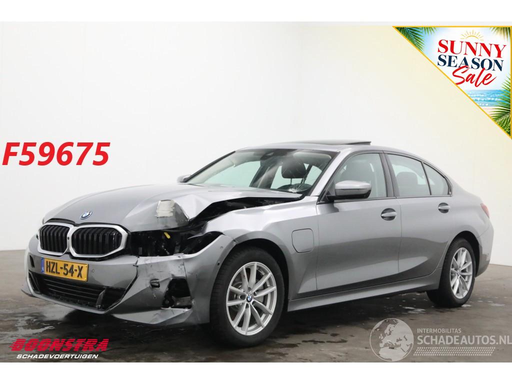 BMW 3-serie 330e Schuifdak 360° LED Cruise SHZ 4.216 km!