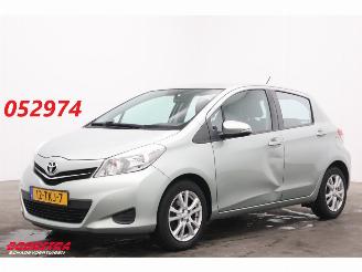krockskadad bil auto Toyota Yaris 1.3 VVT-i Aut. Aspiration Eerste Eigenaar! Navi Airco Cruise Camera 50.271 km!! 2012/3