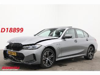 Unfallwagen BMW 3-serie 330E M-Sport Schuifdak H/K Memory HUD LRHZ Camera AHK 2023/3