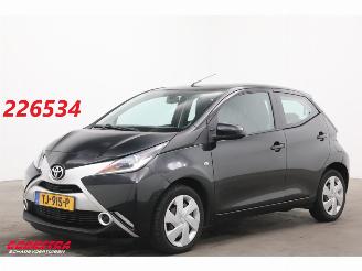 Käytettyjen passenger cars Toyota Aygo 1.0 VVT-i x-play Aut. Airco Camera Bluetooth 98.797 km! 2016/12