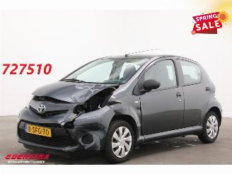 skadebil auto Toyota Aygo 1.0 VVT-i Now 5-DRS Navi Airco 96.456 km! 2013/9
