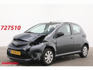 uszkodzony samochody osobowe Toyota Aygo 1.0 VVT-i Now 5-DRS Navi Airco 96.456 km! 2013/9