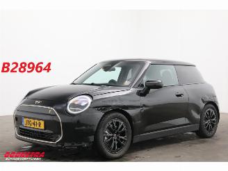 krockskadad bil auto Mini Cooper SE Favoured M 54.2 kWh Pano LED ACC Leder Camera SHZ 2.035 km! 2026/1