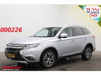 krockskadad bil auto Mitsubishi Outlander 2.0 Executive Edition Navi Clima Cruise Camera PDC AHK 2015/8