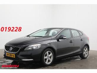Unfallwagen Volvo V-40 1.6 T3 Kinetic Pano Leder Navi Clima Cruise Camera PDC 2013/1