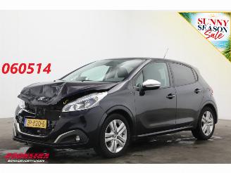 uszkodzony samochody osobowe Peugeot 208 1.2 PT Signature Navi Airco Cruise PDC 134.559 km! 2019/7