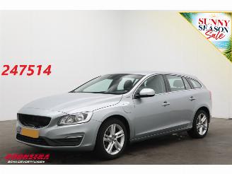 damaged passenger cars Volvo V-60 2.4 D6 AWD Plug-In Hybrid Summum H/K Cruise Navi Clima Leder PDC 2014/11