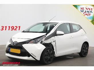 Vaurioauto  passenger cars Toyota Aygo 1.0 VVT-i x-play Apple/Android Airco Cruise Camera 2018/1