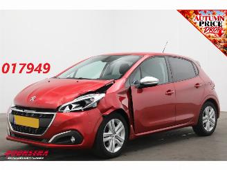 Vaurioauto  passenger cars Peugeot 208 1.2 PureTech Signature Cruise Navi Airco Apple/Android PDC 2019/5