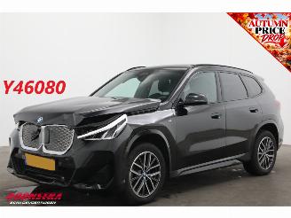 krockskadad bil auto BMW iX1 eDrive20 67 kWh M Sport Pano ACC AHK Navi Clima SHZ Apple/Android Camera PDC 2024/3