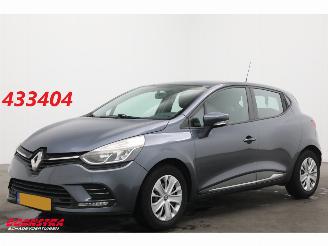 krockskadad bil auto Renault Clio 0.9 TCe Zen Cruise Navi Airco Bluetooth Dab 2016/10