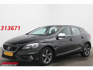 Schadeauto Volvo V-40 2.0 D2 R-Design Business Clima Navi Leder SHZ Cruise 2015/12