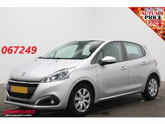 Damaged car Peugeot 208 1.2 PT Blue Lion Cruise Navi Airco Org.NL + NAP 2018/8