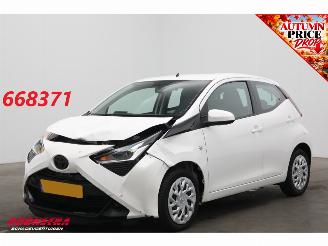 skadebil auto Toyota Aygo 1.0 VVT-i x-play Cruise Navi Apple/Android Camera Airco 2021/11