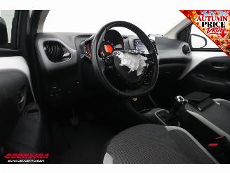 Toyota Aygo 1.0 VVT-i x-play Cruise Navi Apple/Android Camera Airco picture 21