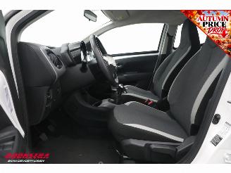 Toyota Aygo 1.0 VVT-i x-play Cruise Navi Apple/Android Camera Airco picture 19