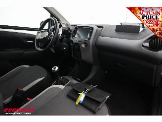 Toyota Aygo 1.0 VVT-i x-play Cruise Navi Apple/Android Camera Airco picture 16