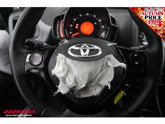 Toyota Aygo 1.0 VVT-i x-play Cruise Navi Apple/Android Camera Airco picture 22