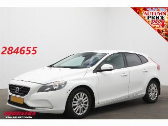 skadebil auto Volvo V-40 2.0 D2 Kinetic Cruise AHK SHZ Bluetooth 2015/6