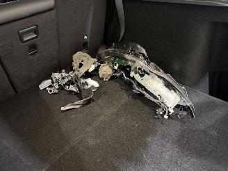 Tesla Model Y Maximum Range / Premium picture 35