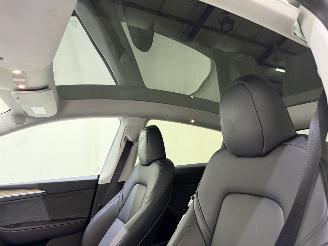 Tesla Model Y Maximum Range / Premium picture 9