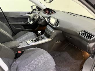 Peugeot 308 HB 1.2 PureTech Allure Pano picture 21