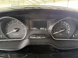 Peugeot 2008 1.2 PureTech 110 Allure picture 31