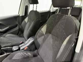 Peugeot 2008 1.2 PureTech 110 Allure picture 32
